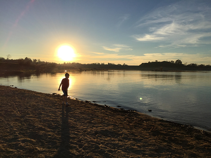 saulriets, Folsom lake, ezers, zēns, siluets, pludmale, bērnu