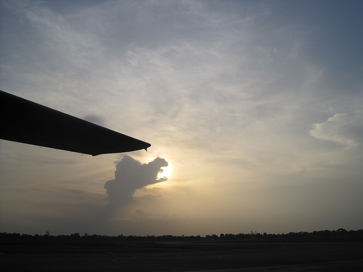 Àfrica Burundi, ala d'avió, cel brillant, núvols, beaking de sol a través de, cel blau, tarda