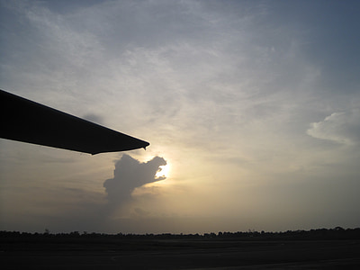 Burundi Afrika, flygplan wing, ljusa himlen, moln, solen beaking genom, blå himmel, sent på eftermiddagen