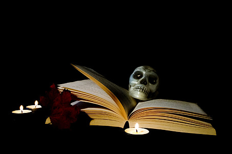 Helovinas, knyga, žvakė, magija, atvirukas, kaukolė, skeletas