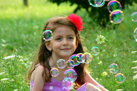 Děvče, mýdlové bubliny, úsměv, tráva, bubliny