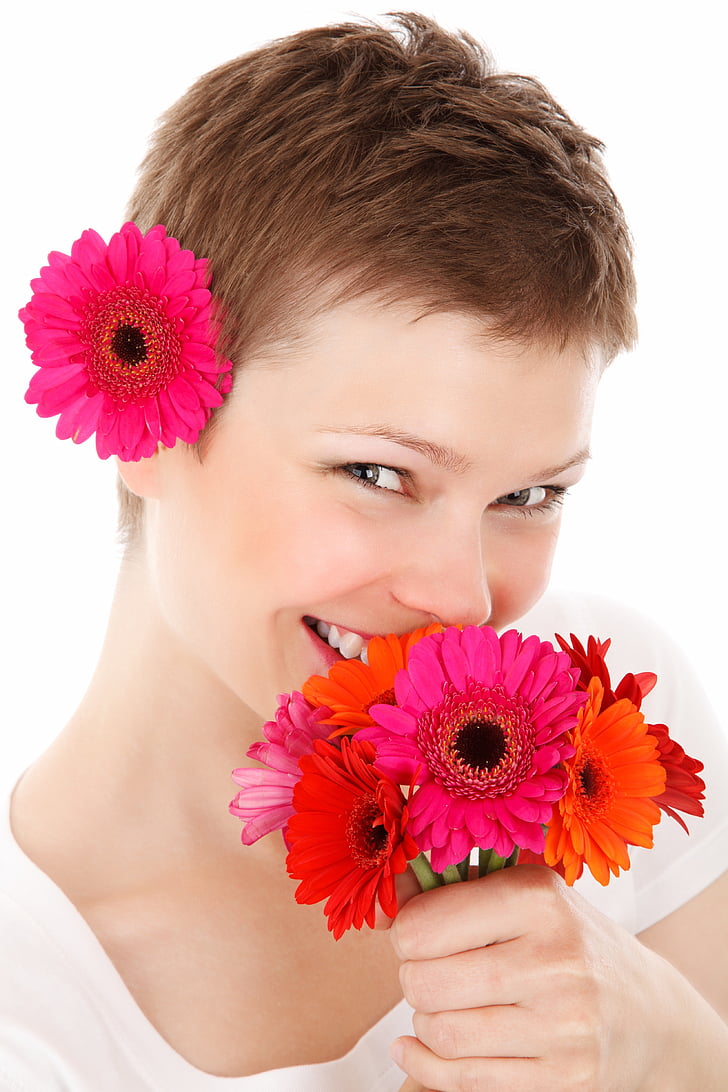kvinna, Holding, lila, bred, petaled, blommor, Flicka