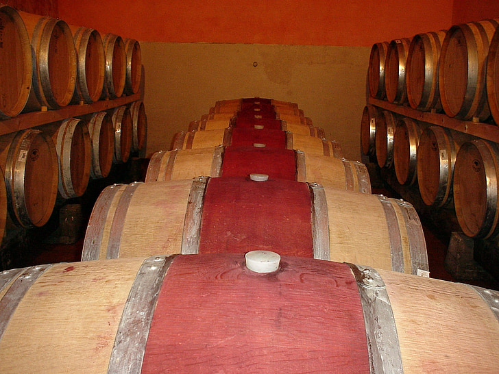 Frescobaldi, castelgiocondo, vínna pivnica, sudov s vínom, Toskánsko, víno, barel