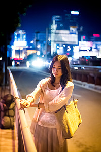 Portrait, vue de nuit, femelle, femme, l’Asie, ville, rue