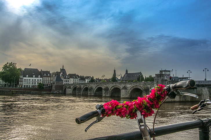 Maas, Maastricht, Nederland, fiets, dicht bij de rivier, Sint servaasbrug