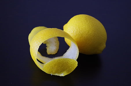 Zitrone, Zitronenschale, geschälte Zitrusfrucht, Zitrusfrüchte, Obst, Essen, gelb