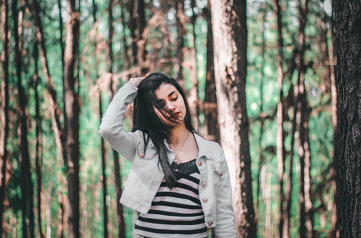 woman, gray, button, jacket, middle, woods, people