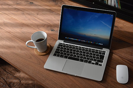 Laptop, MacBook, Kaffee, Schreibtisch aus Holz, PC, Notebook, Computer