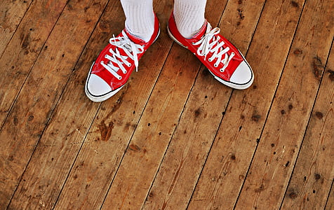 bestyrelsen, mode, gulvet, fodtøj, rød sneakers, sko, stående
