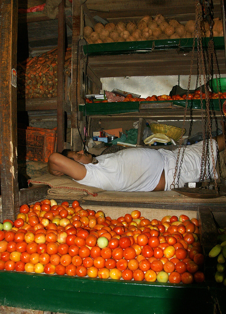India, Mumbai, pasar sayur, buah-buahan, sisanya, tidur, kemiskinan