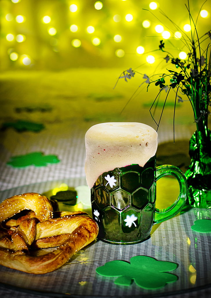 jour de St paddy, fête de la St patrick, bière verte, bière, bretzels, vert, Irlandais