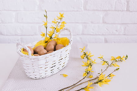 Blanco, pared, cesta, amarillo, flores, paño, huevos