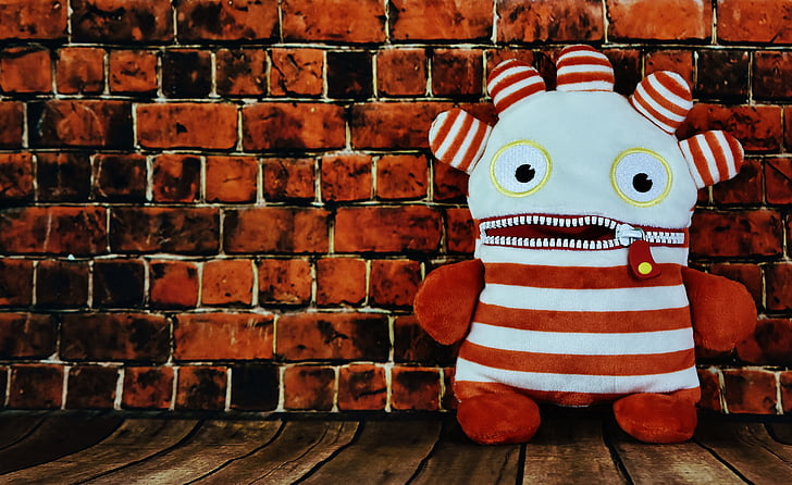 worry about hog, soft toy, ensure püppchen, toys, fun, funny, brick wall