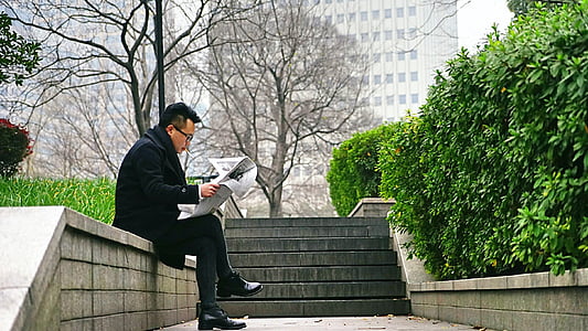 Châu á, Trung Quốc, người đàn ông, đọc, công viên, tờ báo