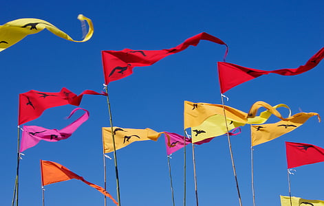karogi, vimpeļi, sarkana, dzeltena, zila, debesis, plandīšanās
