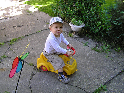 mały chłopiec, motorower, ogród