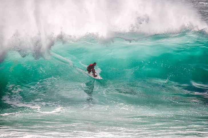 Surfer, große Wellen, Krise, Ombak Tujuh Küste, im Indischen Ozean, Insel Java, Indonesien