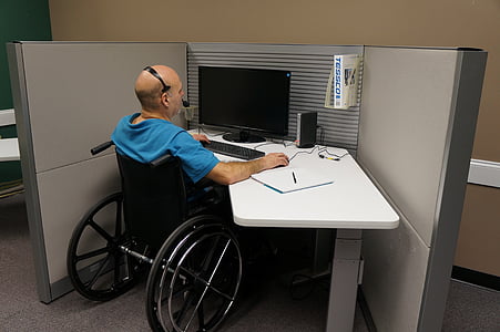 disabilitato, veterano, chiamata, centro, supporto, sedia a rotelle, solo un uomo