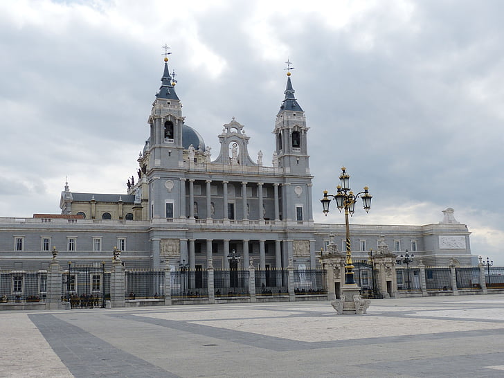 Madridas, Ispanija, katedra, bažnyčia, varpinė, vietos, žibintai