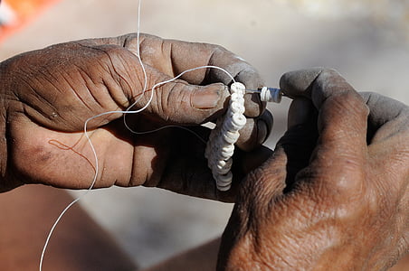 Botswana, joias, artesanato, tradição, casca de ovo de avestruz, pulseira, mão humana