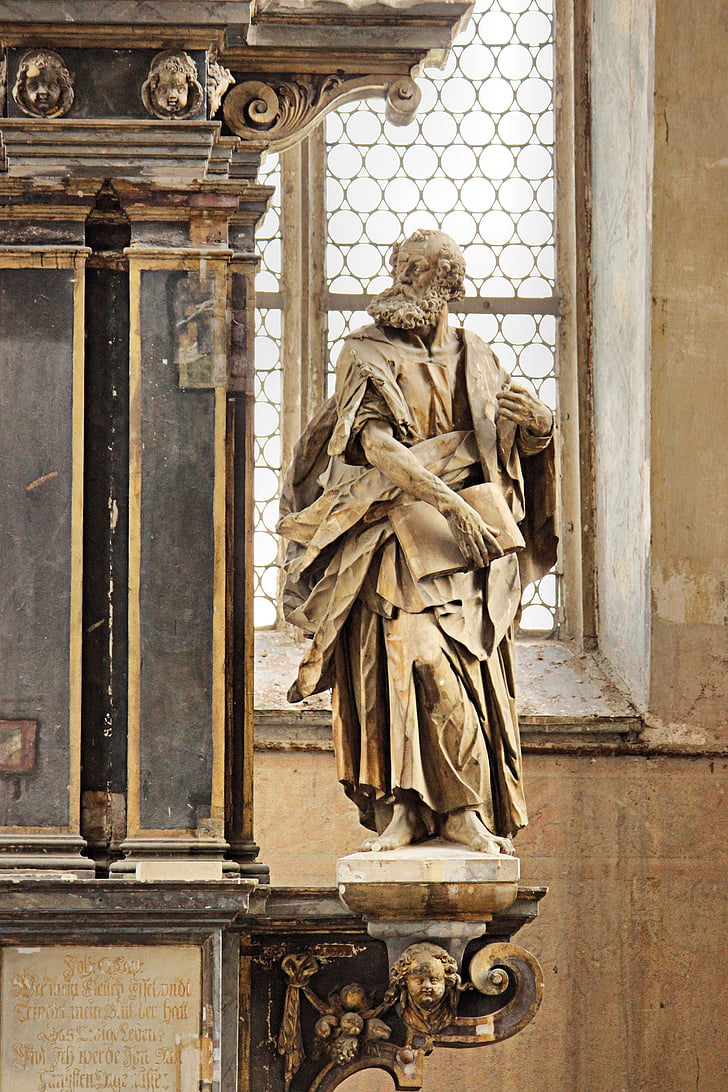 Pētera statuja, kristiešu, slēgta baznīcā prettin, Saksijas-Anhaltes, prettin