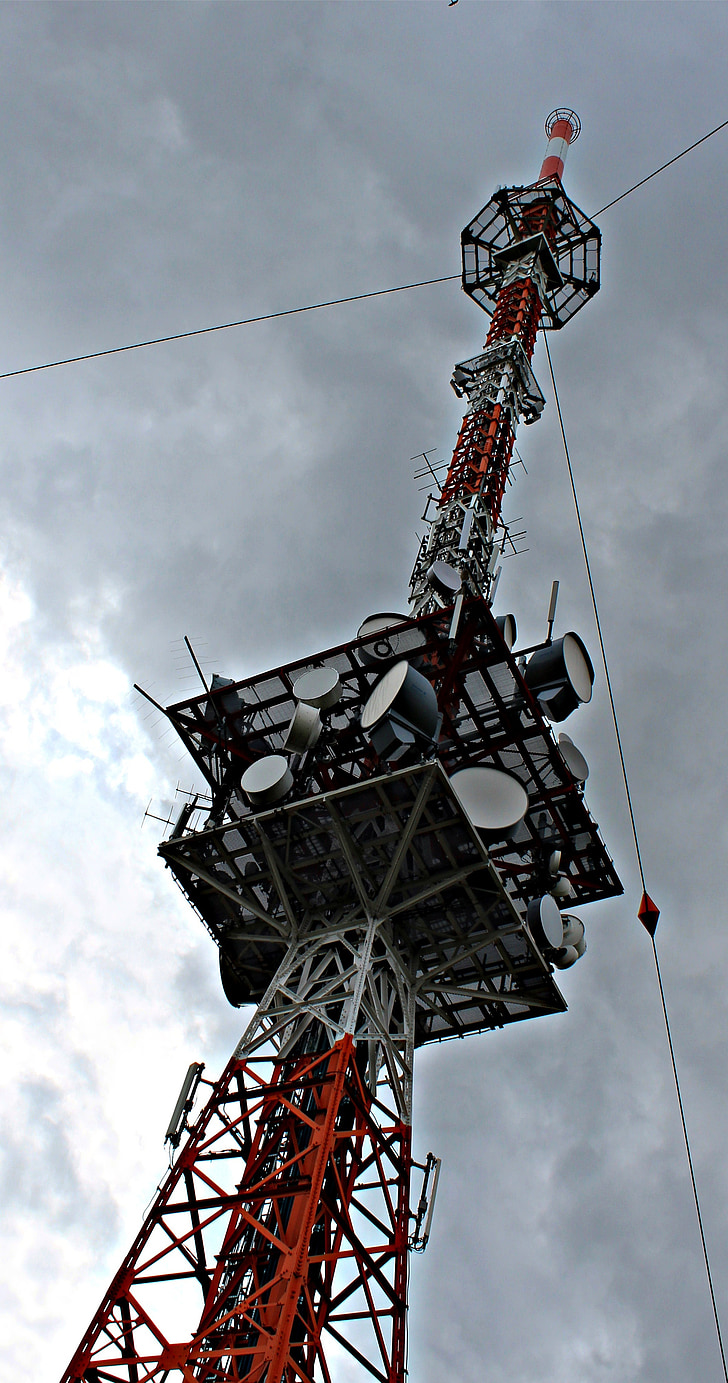 Transmission tower, hög, radiomast, tornet, antenner, leverans