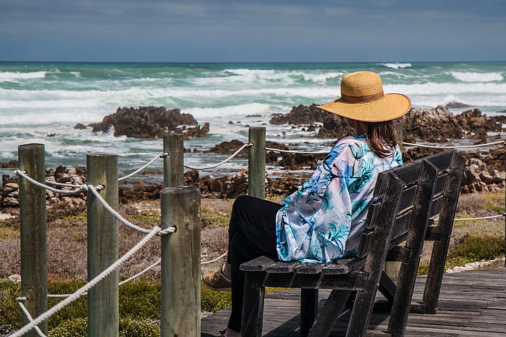 mulher sentada, à beira-mar, pedras, sozinho, pensamento, ponderando sobre, passeio marítimo