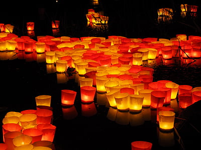 sveče, luči Serenada, reka, Festival luči, plavajoče sveče, rdeča, rumena