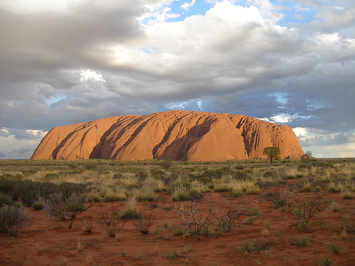 Uluru, Ayers rock, Australia, Outback, Australian takamailla, Sunset, sateen uluru