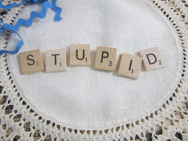 stupido, la stupida parola, mattonelle di Scrabble, stupido di ortografia, Parola
