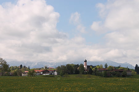 село, алпийски, Алпийска панорама през пролетта, село църква, Пролет