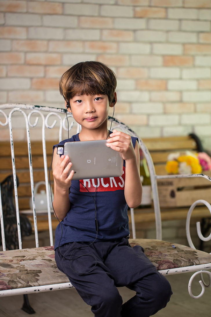 Coréen, enfant, appareil, tablette, casque d’écoute, écouteurs-boutons, écouteur