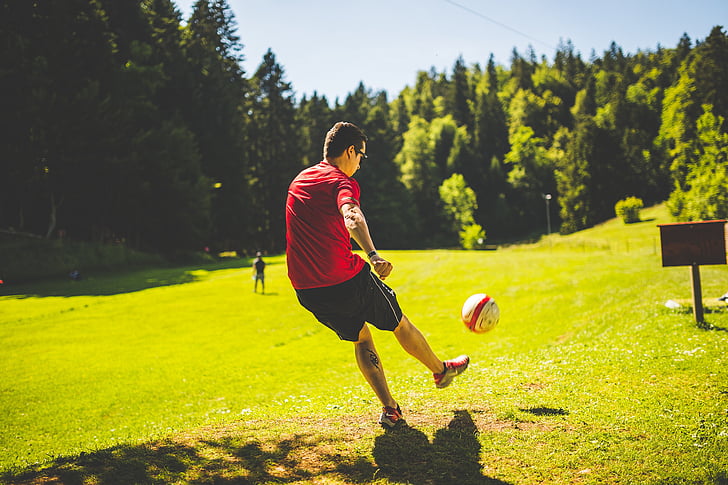 mannen, röd, t, skjorta, spela, fotboll, gräs