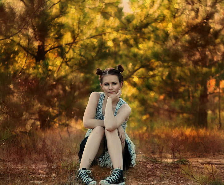 jeune fille, assis, posant, arbres, bois, pays, jeune