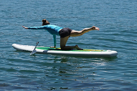 Fitness, balans, utöva, surfbräda, stående styrelse, sjön