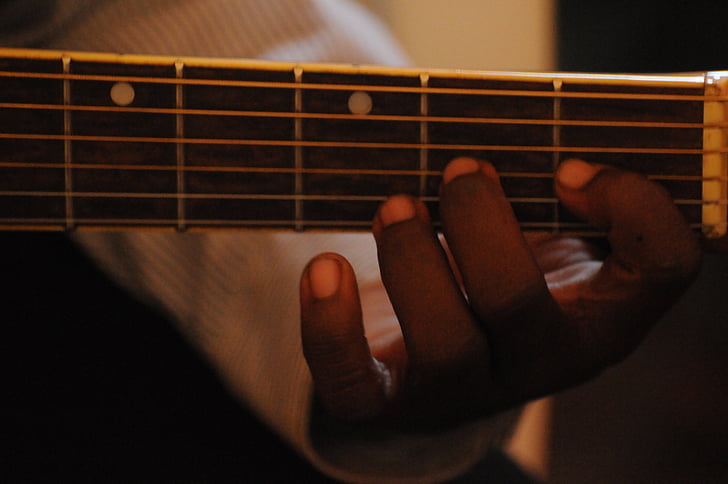 käed, kitarr, muusika, muusikatunnid, sõrmed, kooli muusika, kitarr õppetund