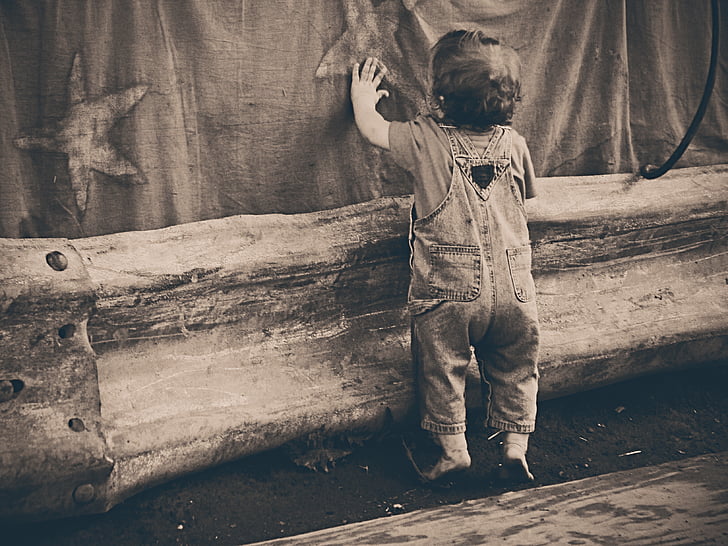 gris, échelle, photographie, enfant en bas âge, debout, à côté de, Rideau