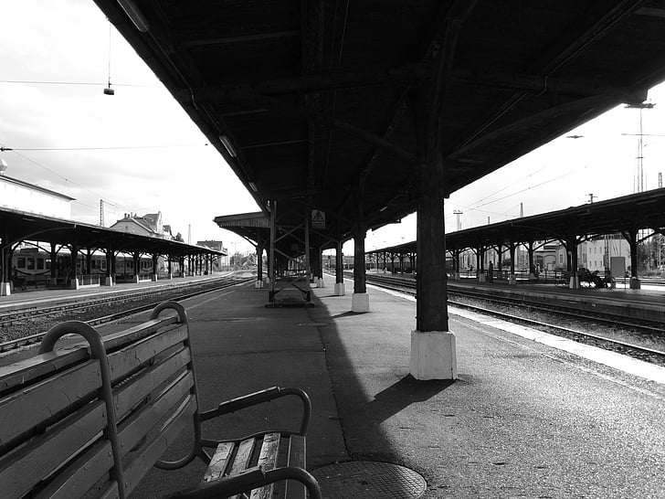 die station, Bahnhof, Peron, Transport, Bahngleis, Zug, schwarz / weiß
