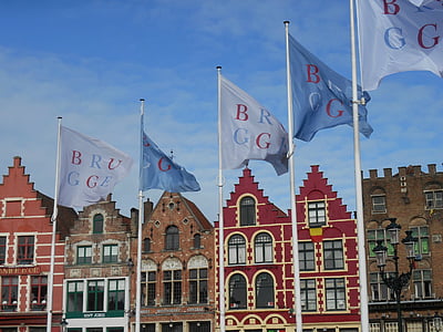 karogi, Brige, pilsēta, viduslaikos, mājas priekšā, vējš, vētrains