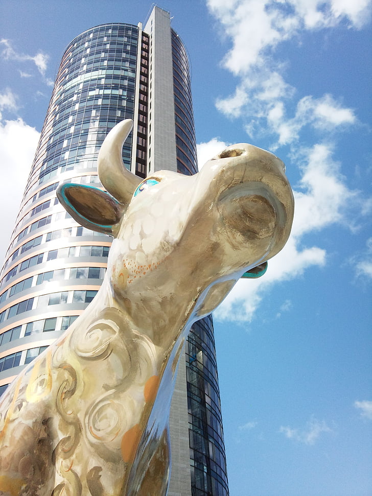 Вилнюс, крава, скулптура, висока сграда, сграда, небе, градско изкуство