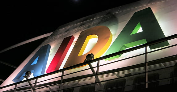 Aida, logotipas, naktį