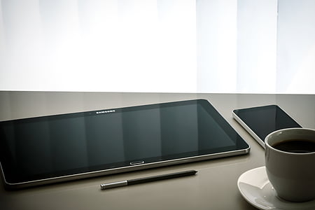 am Arbeitsplatz, moderne, Tablette, Bildschirm, Schreibtisch, Kaffee, Stift