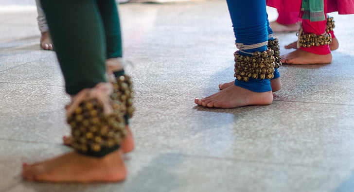 dança indiana, com os pés descalços, indiano, ghungroos, sinos, clássico, tradicional