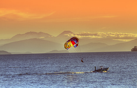 Озеро Таупо, Новая Зеландия, Северный остров, лодка, Закат, Вулкан, парашют
