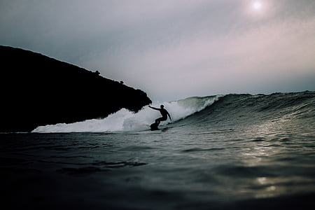 Stäng, Foto, mannen, surfing, dagtid, havet, vatten