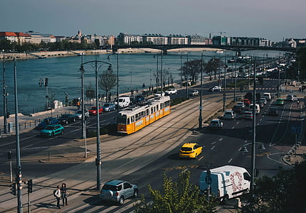 Hungría, Budapest, Danubio, tranvía, amarillo, calle, agua