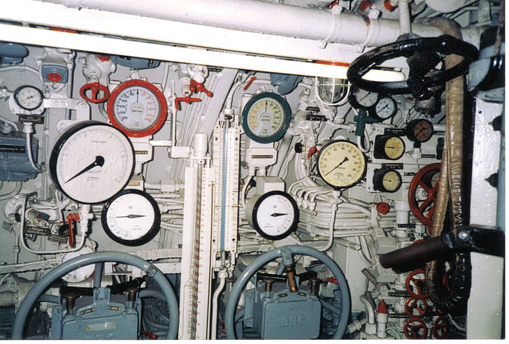 barco de u, columna de equipos, control operativo, válvulas de control, instrumentos de medición, Barco Museo, Kiel