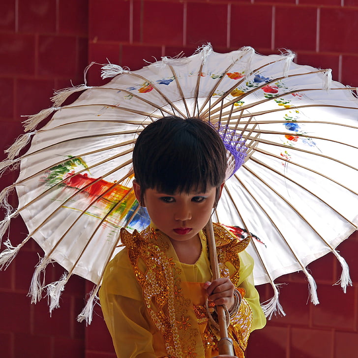 biara yang didirikan, Myanmar, Festival lampu, Gadis, payung, layar, Buddhisme