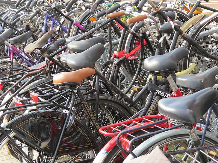 Amsterdamas, dviratis, automobilių stovėjimo aikštelė