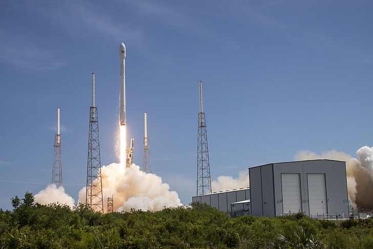 Start rakiety, SpaceX, momencie wyniesienia, uruchomienie, płomienie, napędu, miejsca
